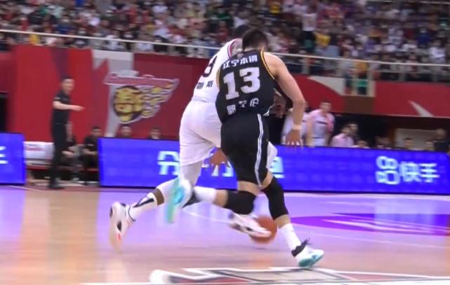 广东男篮|破案了！最后5秒，郭艾伦为啥传球给威姆斯+送犯规，赛后彻底崩溃