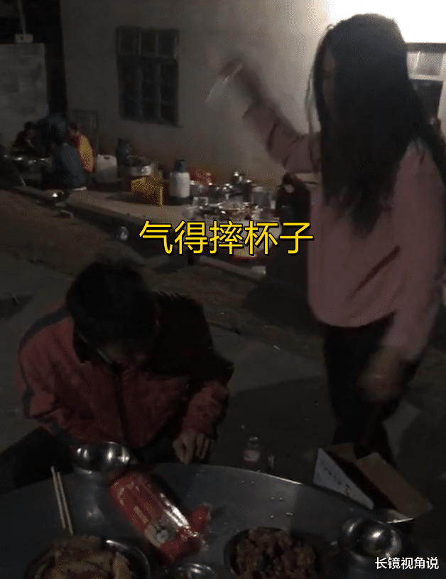 恨铁不成钢!广西女子愤怒掰开老公嘴往里灌酒,朋友一边笑一边拍