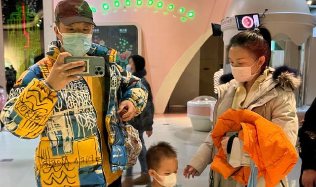 德云社|德云社烧饼携家人游玩，手中的核桃抢镜，网友：还是孟鹤堂会盘