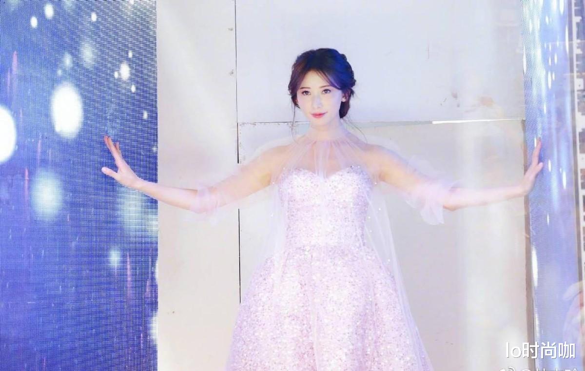 粉色|林志玲的造型师出来挨打，这件粉裙完全看不到腰，全靠气质支撑