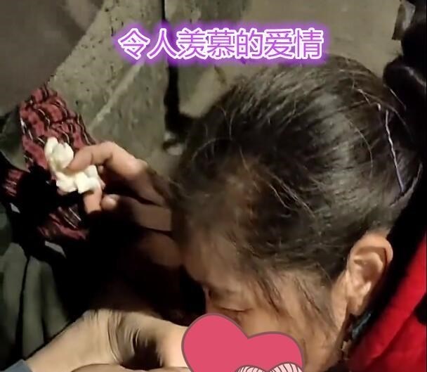不讲卫生?大妈蹲路边用嘴吸大爷脚上“毒血”,网友:不怕脏吗
