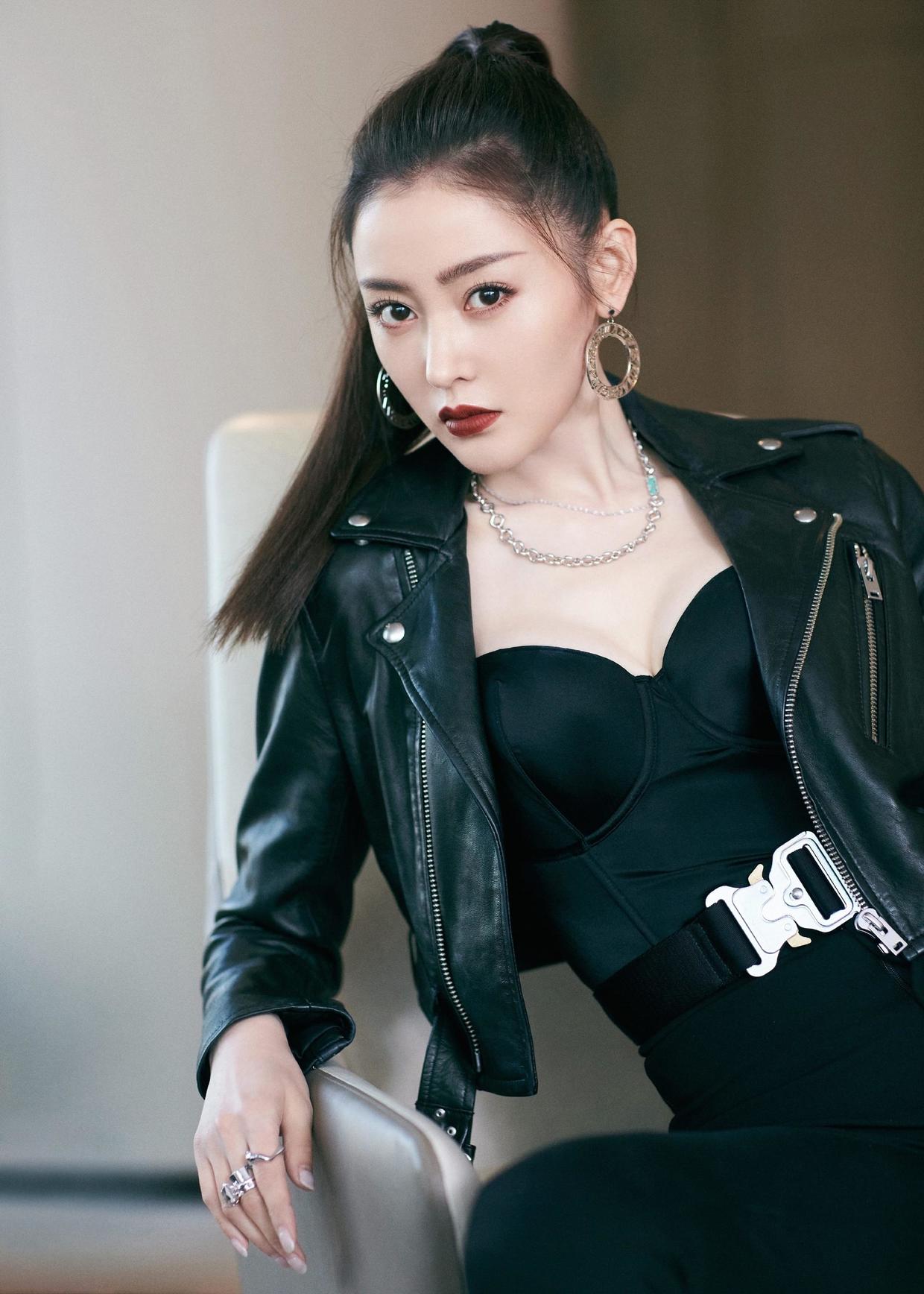 何有强|张天爱生图超能抗,穿一袭无袖黑色镂空拼接连衣裙,细腰长腿吸睛