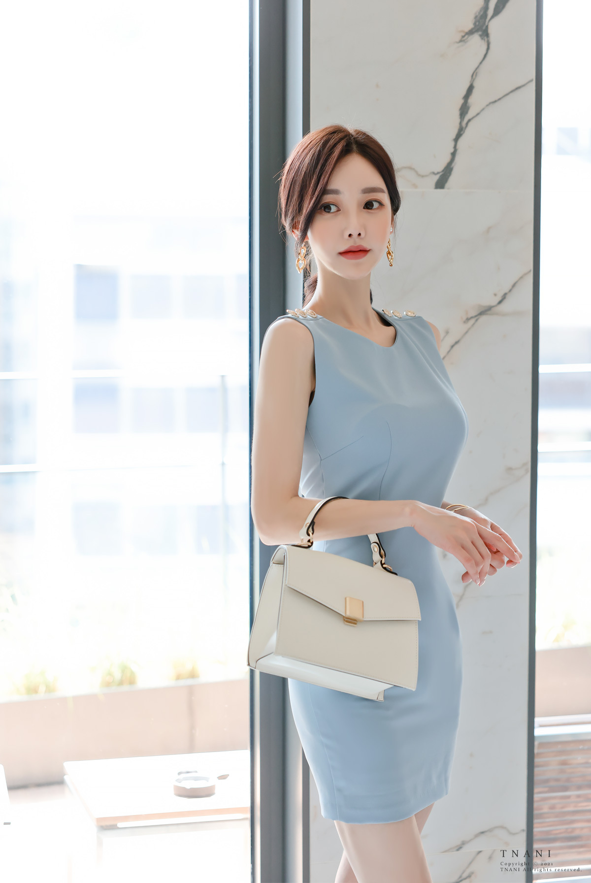 美图美景欣赏|2021最新孙允珠时尚写真：初恋萤蓝西里西亚暖夏无袖裙