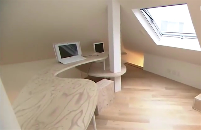 |日本小夫妻61㎡“菜刀房”,玄关不足一臂宽,浴室在3米深地下?