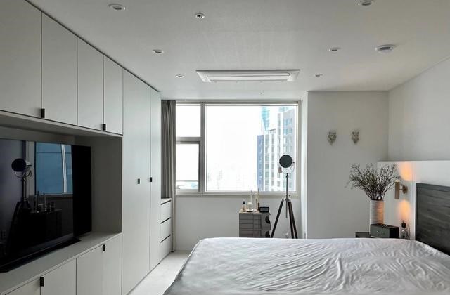 156㎡把客厅当作中心，简单摆放2件家具，宽敞空旷从孩子需求出发