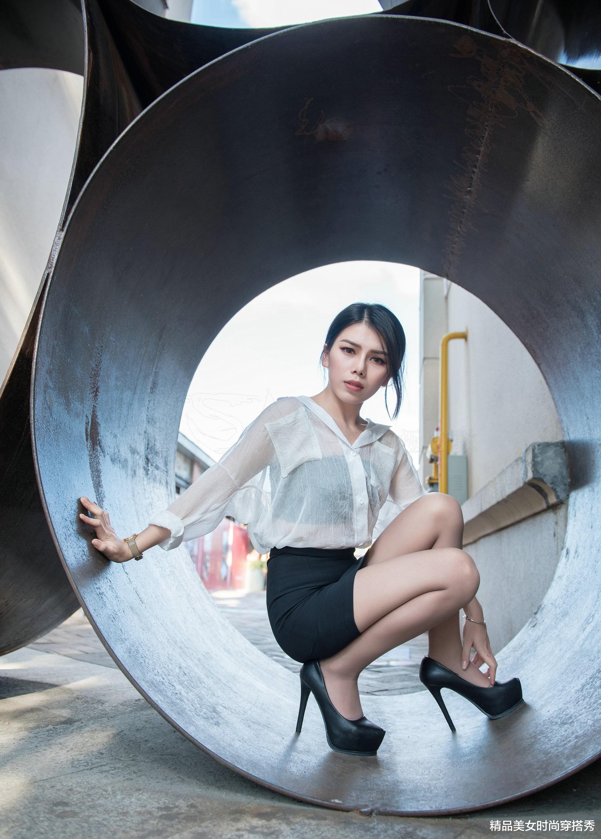 消防安全|简约的白色雪纺衬衫搭配黑色的短裙，简约耐看，尽显职场优雅气质