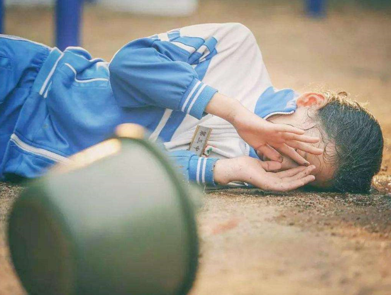 安徽1岁男童被陌生人残害,本有3次生存机会,目击者冷漠看完全程