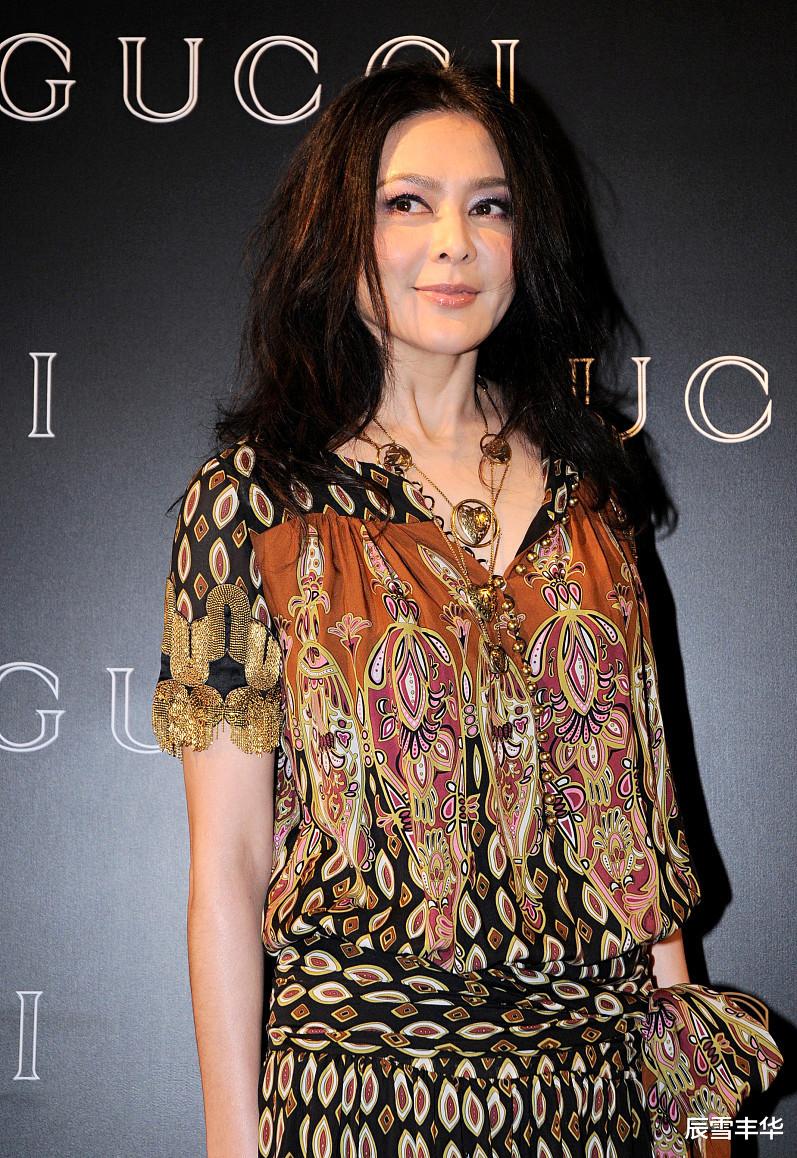 连衣裙|60后关之琳一点不服老，穿“花哨”连衣裙真时髦，完全不像老阿姨