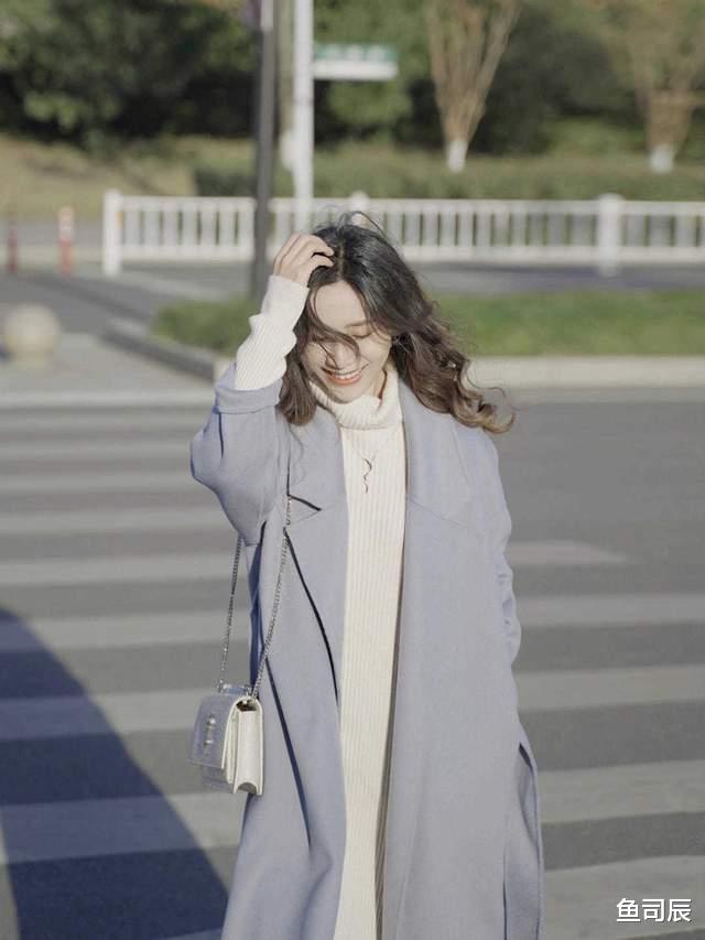 鱼司辰 不止黑白灰经典，今冬更流行雾霾蓝大衣，时髦又百搭，太经典了