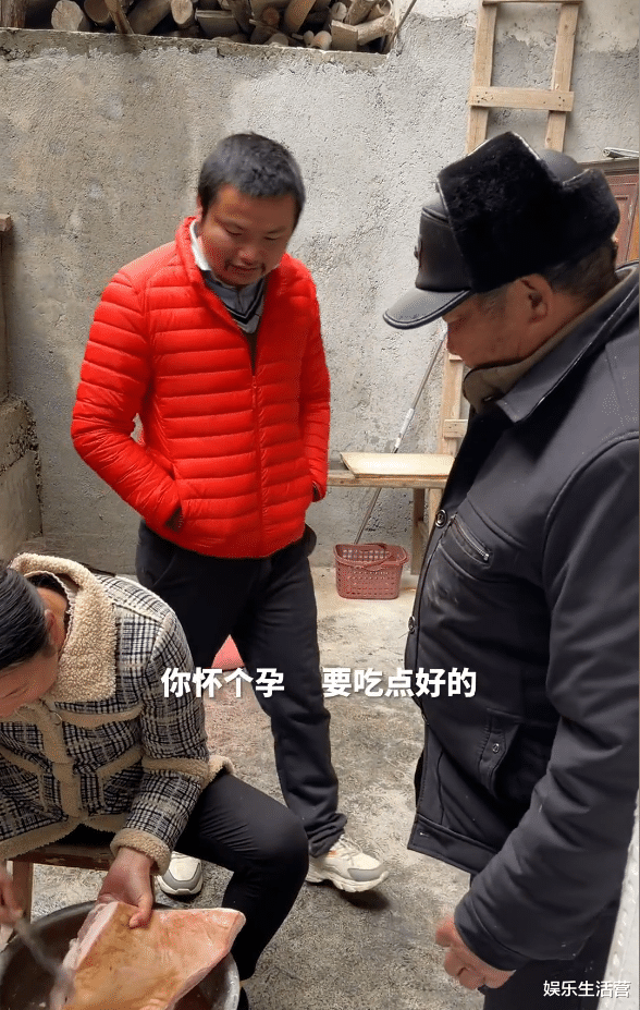 |牛爱芳新演员就位，胖爷爷家才是他真正的家？墙上神位暴露了一切