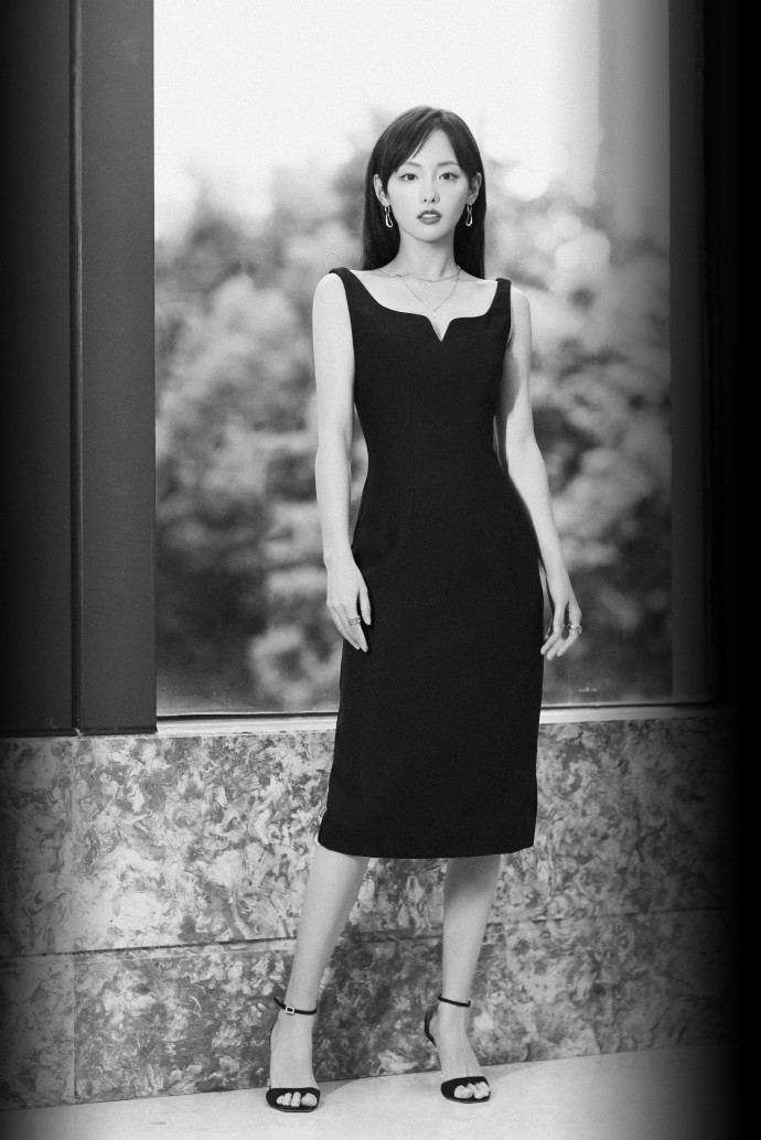 易烊千玺|张嘉倪拜访薇娅直播间，穿黑裙美过直播一姐，明星和网红果然有壁