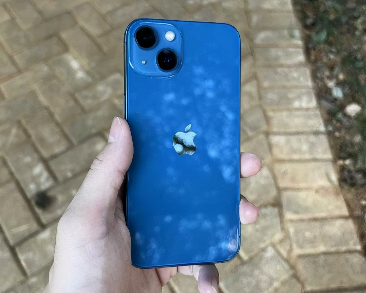 iphone12|为什么iPhone12/13采用的是磨砂边框，而pro级却采用镜面边框？