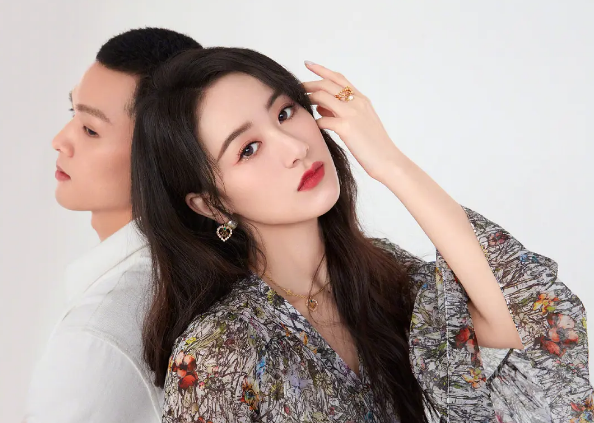 袁冰妍|袁冰妍怎么变脸了？代言照中形象大变，网友：这是在模仿那谁？