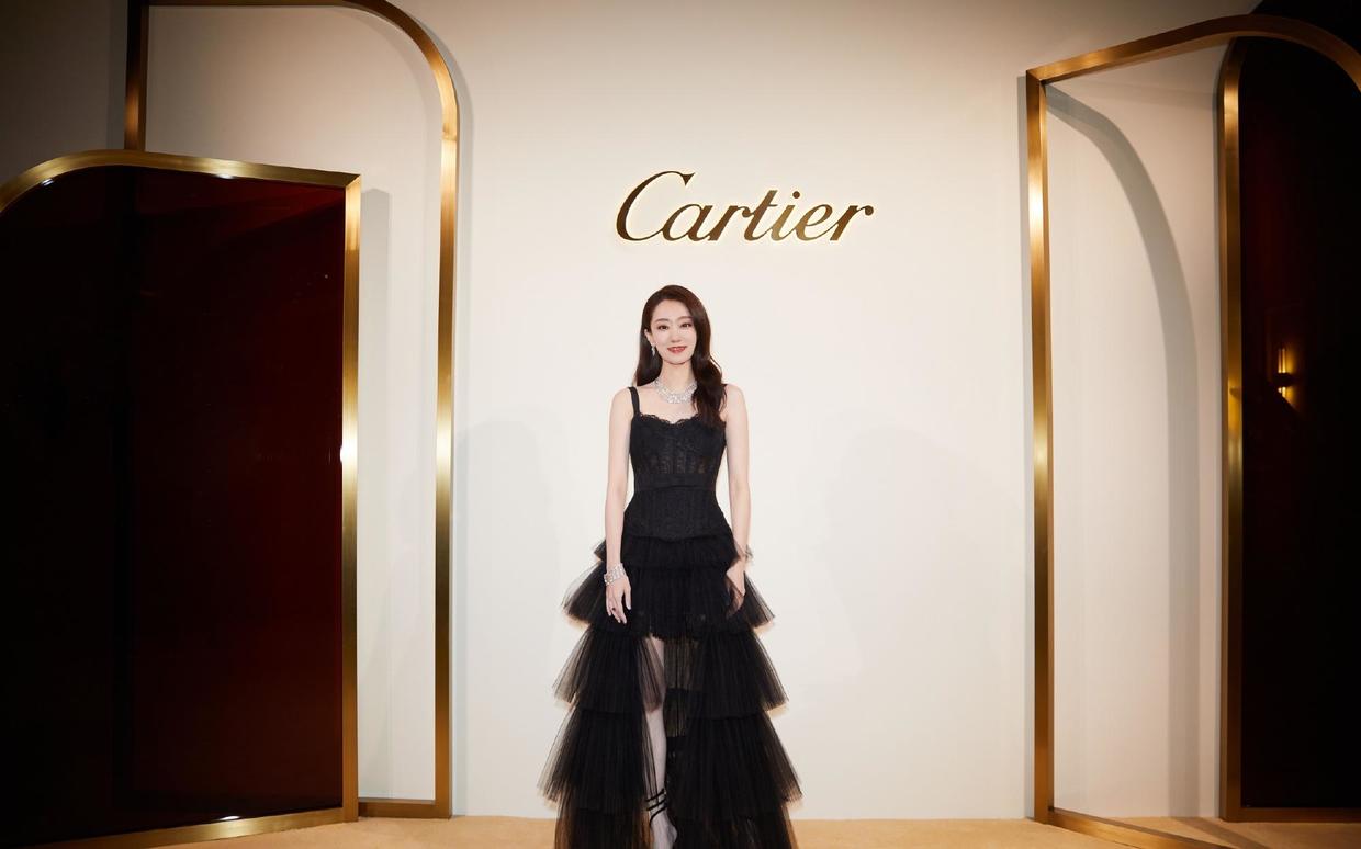 何有强|张小斐“火”了后衣品更好了，一袭浅蓝色礼服清新浪漫，高级精致