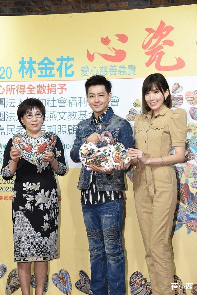 蓓小西|陈若仪拍照把C位让给婆婆，穿工装连体裤甘愿站边上，照样有气场