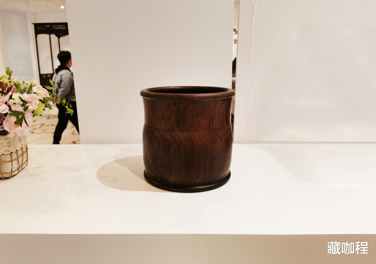 |敞口、鼓腹、圈足,大口径黄花梨尊式笔海