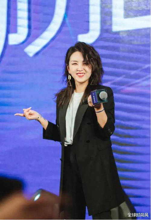 西装|何洁“暴瘦”后也太飒了吧 西装配喇叭裤美到不行 发型该换换