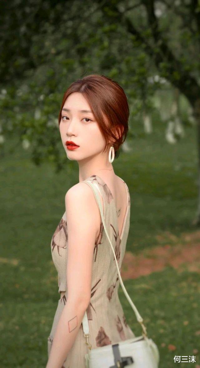 何三沫|夏季怎能少得了穿吊带连衣裙？穿上合适的吊带连衣裙，凉爽又温柔