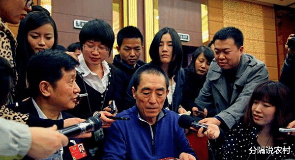 张艺谋|张艺谋身家超过40亿,但他的弟弟却还在农村修自行车