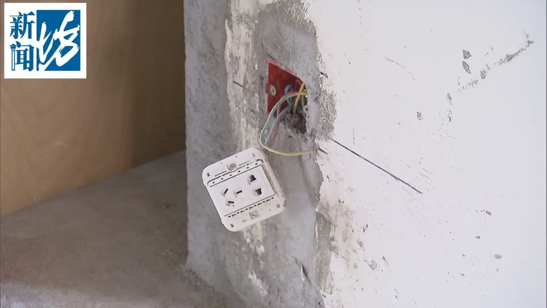 装修到崩溃!签个合同老板还改名?这两个字的区别你看得出吗