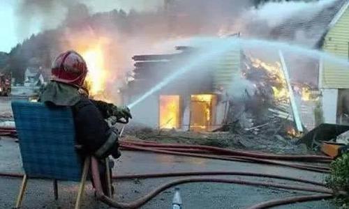 舜网 懒人神操作!机智的大爷难道整容了