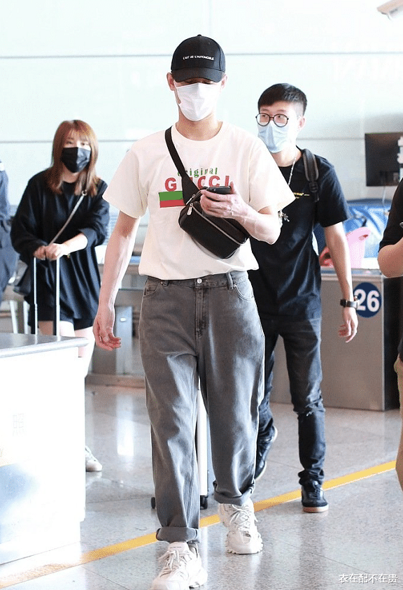 衣在配不在贵|39岁王凯好似没长开，穿白T配阔腿裤很有少年感，比小鲜肉还显嫩