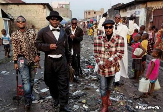 非洲貧民窟的“偽富少”，窮困潦倒卻一身西裝名牌，堪稱非洲版名媛-圖2