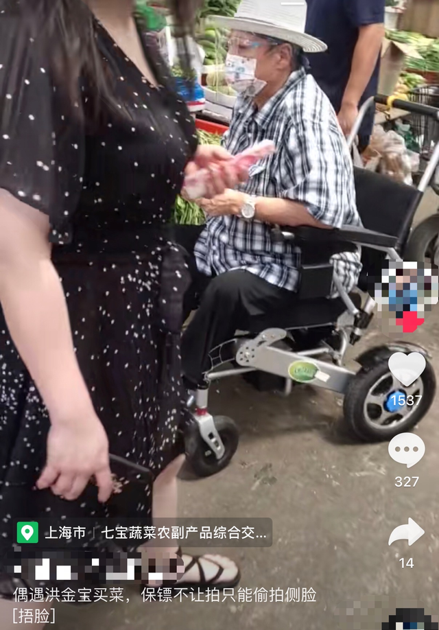 洪金宝|69岁洪金宝在上海被偶遇，身形消瘦坐轮椅买菜，保镖保姆贴身护驾