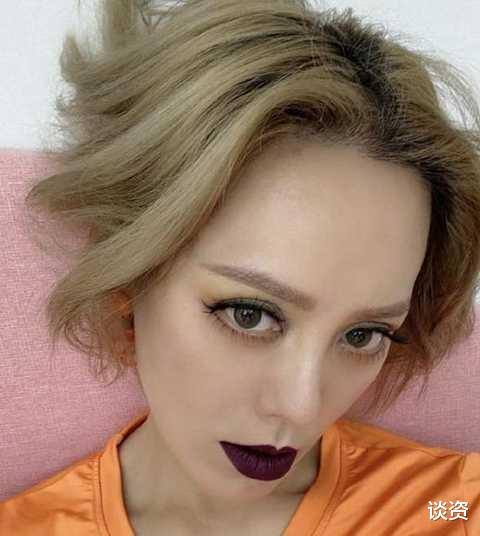 |壕气！宁静逛奢侈品店被拍，3名助理跟随拎包，头发两边剃光造型抢镜