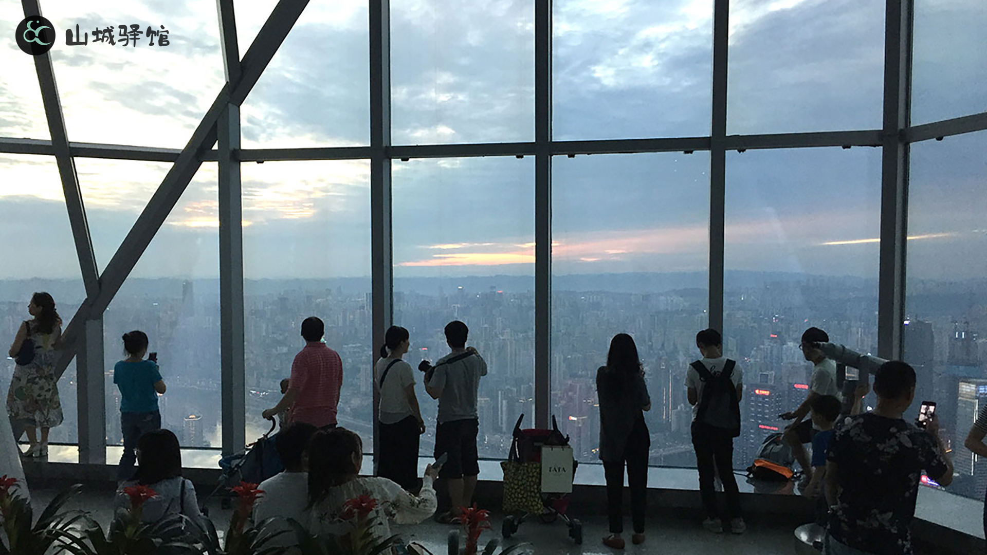 山城驿馆 初次来重庆，主城中心渝中区的这条线路，足以让您玩转8D奇幻山城