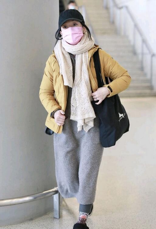 张萌|周迅认真过冬第一人，羽绒服搭配针织裙+保暖裤，看似邋遢很元气