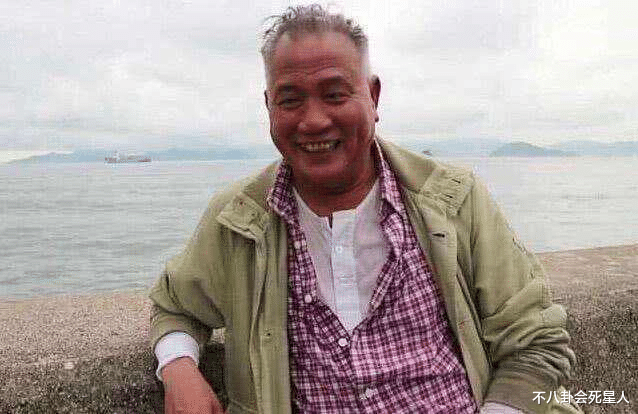 万梓良|64岁万梓良商演紧搂美女不撒手，身材消瘦头发稀疏，晚年拼命工作