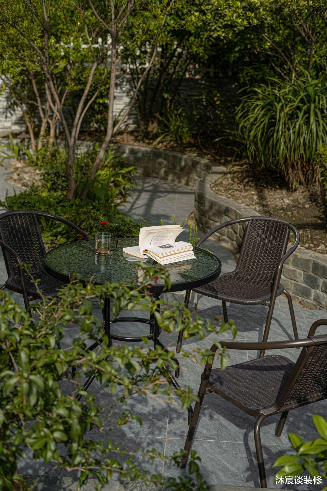 坚持“穷装”的她，原来才是真正的高明，全屋干净纯粹，实在温馨