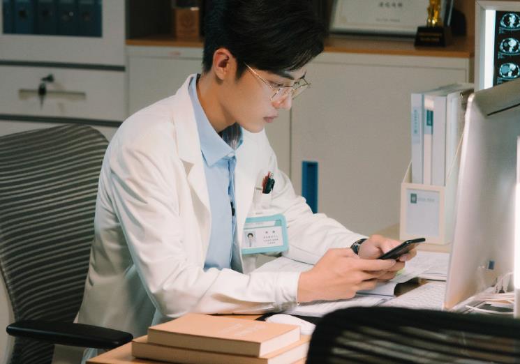 肖战|曝肖战参加央视综艺，自降身份去农村当15天助教，还有了新身份