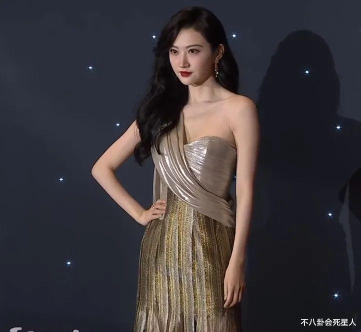 景甜|开年红毯来了！张雨绮一脸疲态，景甜大红唇，吴谨言干瘦冒青筋