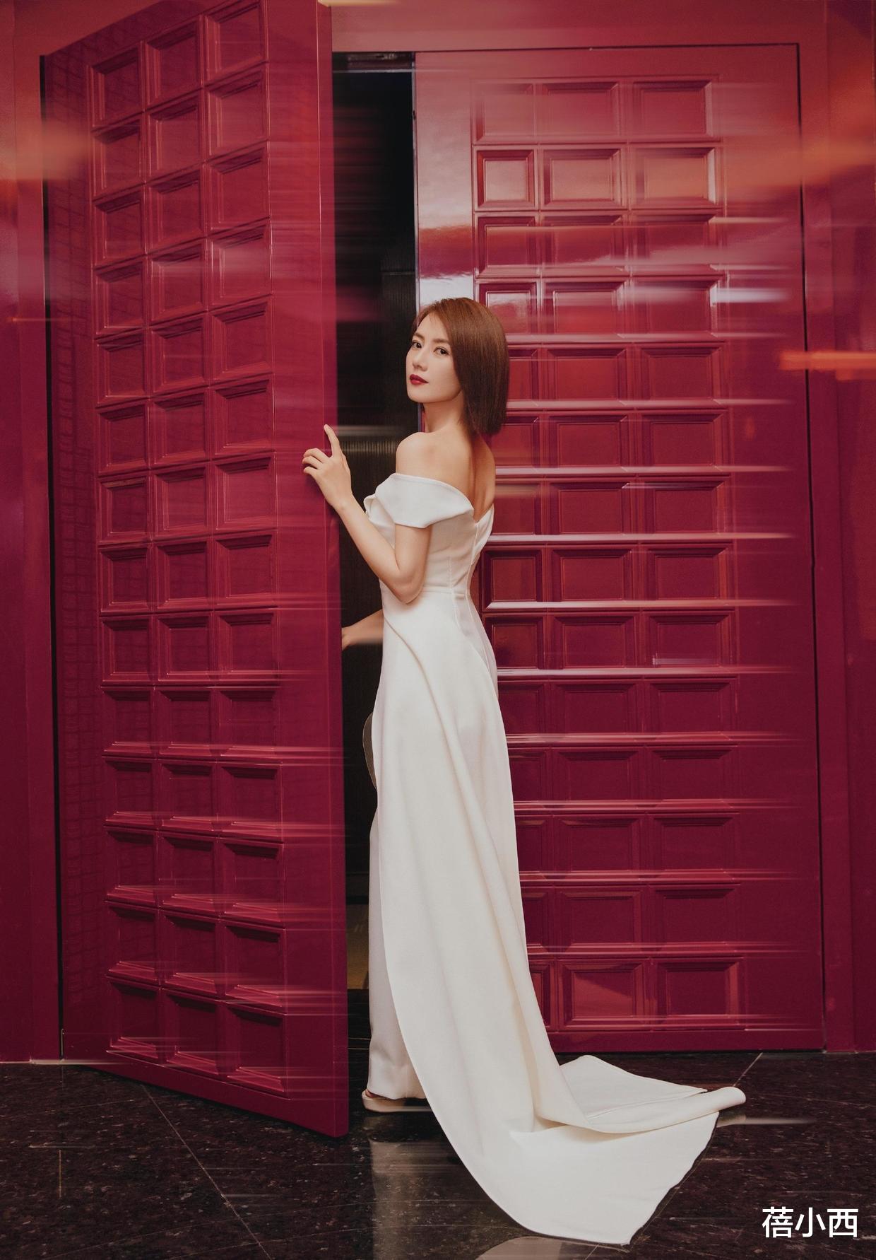 蓓小西|高圆圆终于换风格，穿荧光绿背心裙再套半身裙，连气质都变洋气了