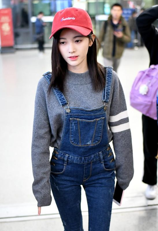 BiuVogue 鞠婧祎淡妆也很美，看着清纯多了，穿上牛仔裤更显年轻