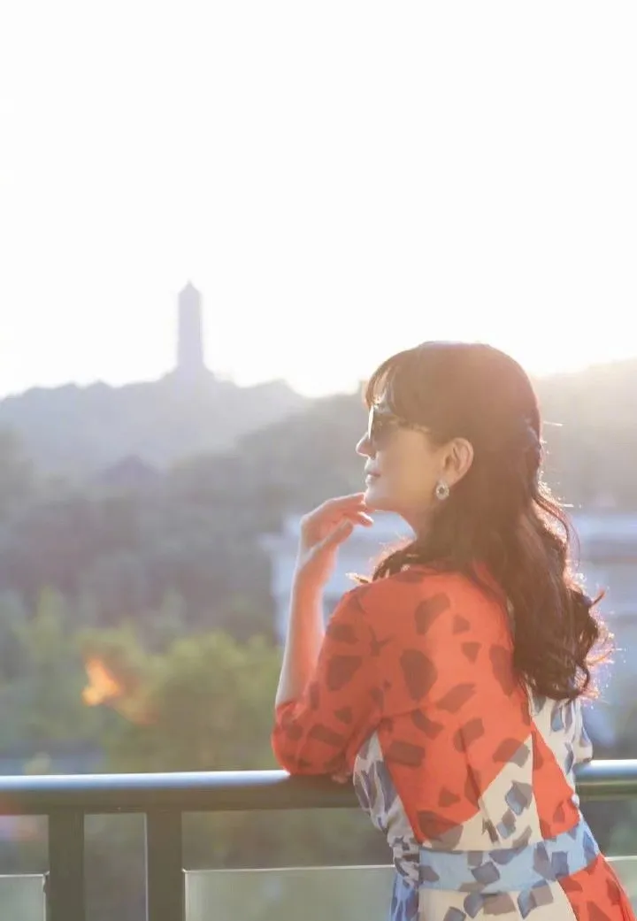 艾小羊|艾小羊:P图造假扮嫩!67岁做顶流,姐姐真敢!