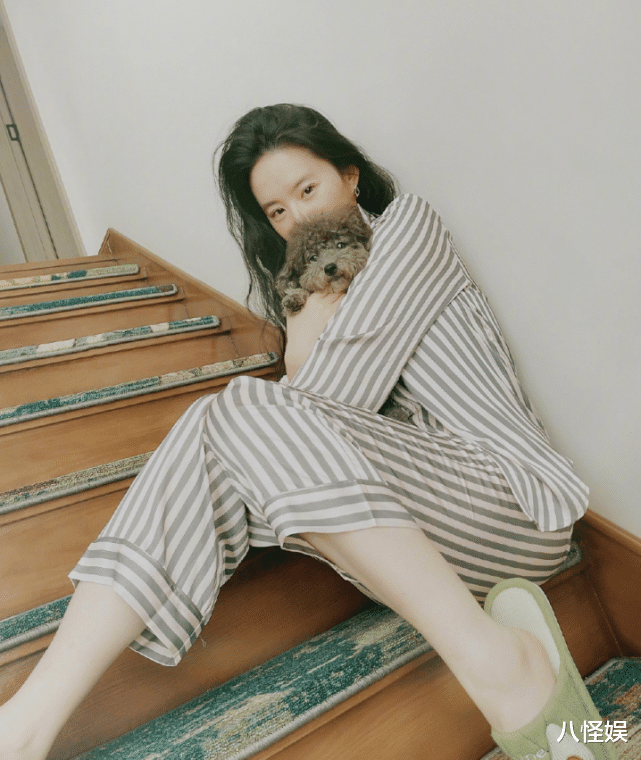 周深|刘亦菲逛奢侈品被偶遇，两个保镖两个助理相随，素颜皮肤又白又亮