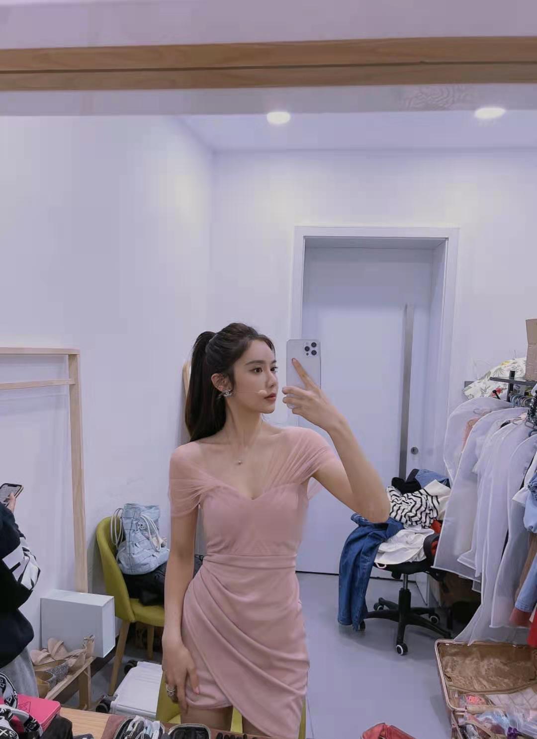 美娜|美娜粉色裙装，肤白貌美，减肥成功有了锁骨，事业线太吸睛！