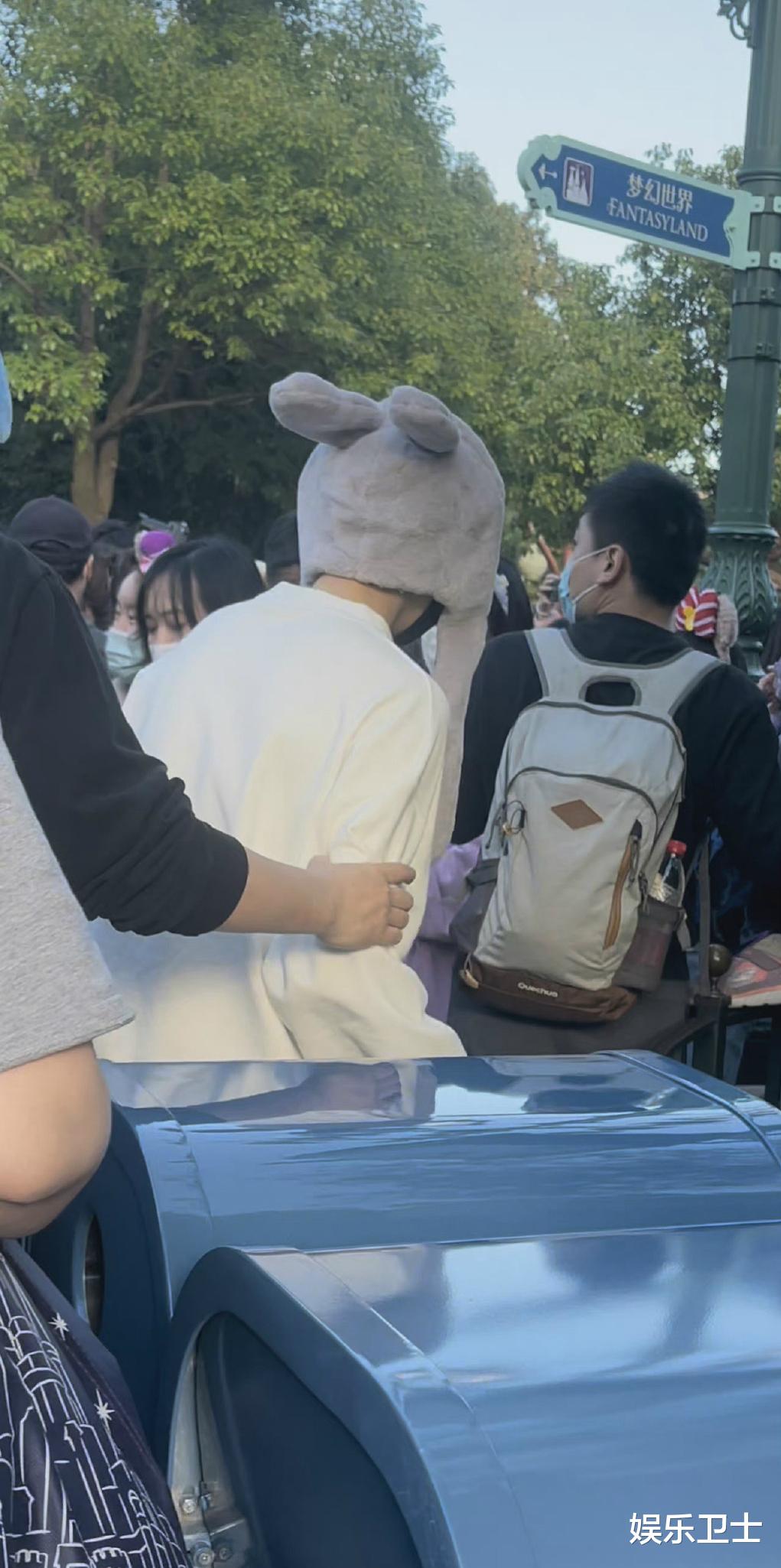 梁汉文|迪士尼偶遇邓超孙俪陈赫鹿晗，鹿晗戴朱迪兔耳朵帽卡哇伊，造型嫩如中学生