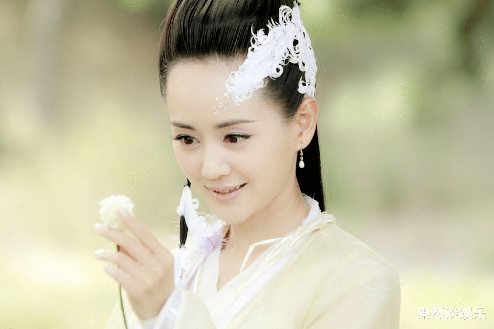 张定涵|没想到才8年时间，她就从搭档钟汉良的女主，沦落到了给景甜作配