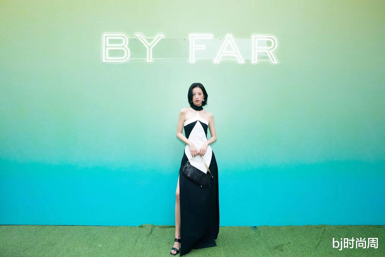 bj时尚周|小黑裙学周雨彤穿，显瘦不说还特别有气质