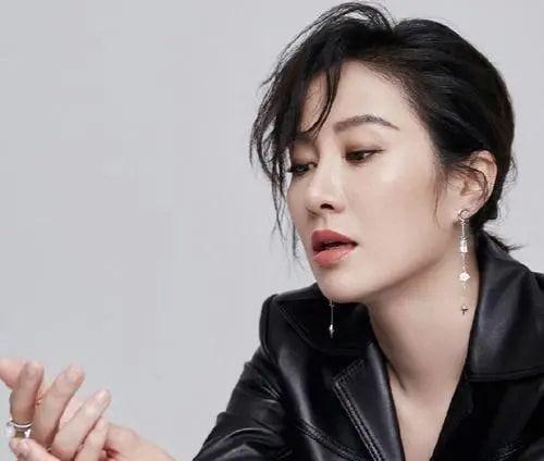 柳岩|她被誉为“绯闻女王”，曾插足张卫健的恋情，与男友前任吵上法庭