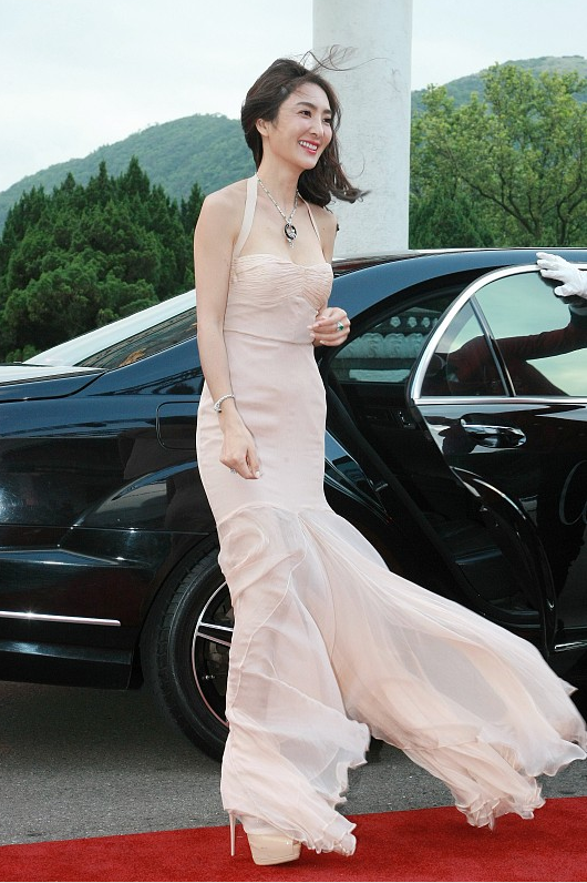 曹格|吴速玲在老公曹格面前也挺“放得开”，抹胸裙用带子绑着，真迷人