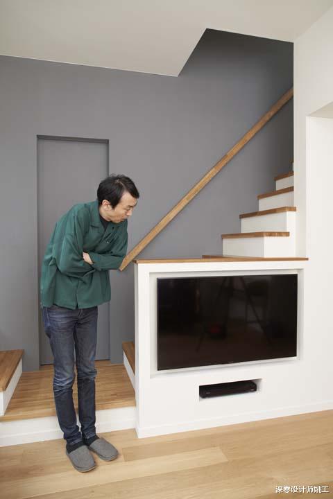 新房有楼梯扶手的一定要利用起来, 改为悬浮电视墙, 既高级又好看