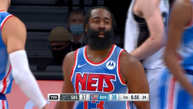 詹姆斯·哈登|哈登第二节替补上场，脱掉外套后造犯规罚球得分，登哥貌似又胖了