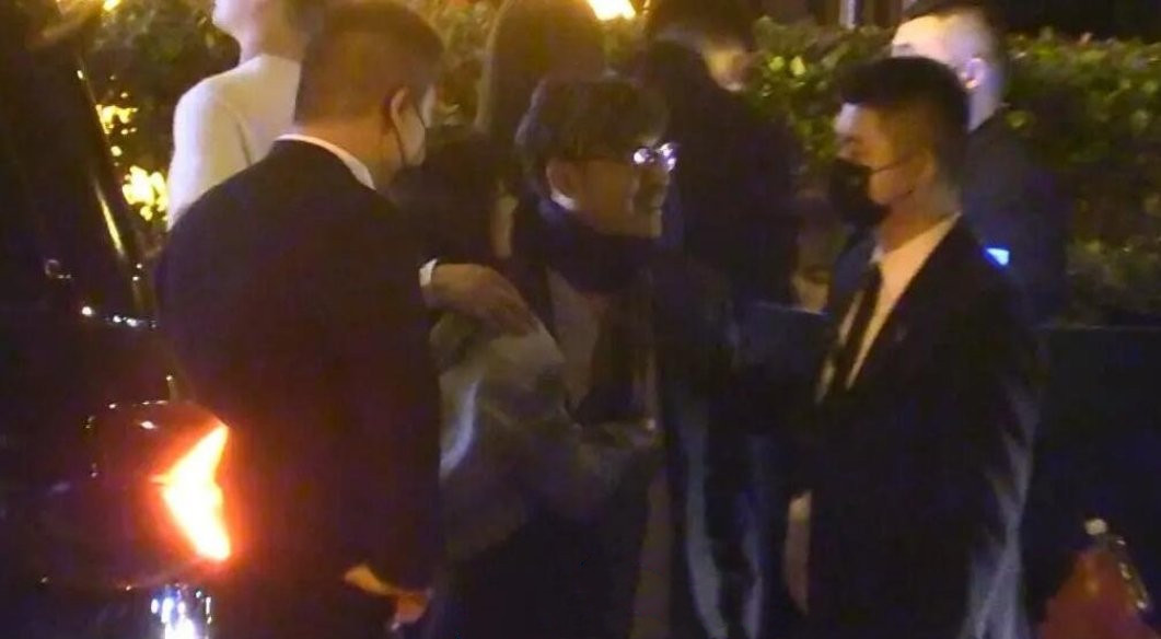 王岳伦|王岳伦再次被拍到酒后搂抱美女，并一起回酒店，李湘还会原谅他吗