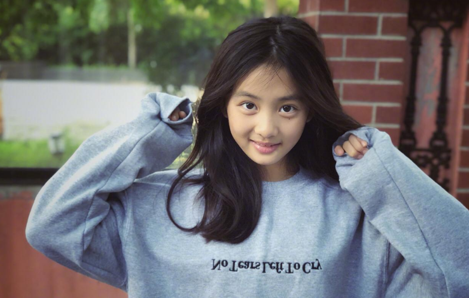 黄忆慈|15岁的黄多多和欧阳娣娣合影，却被网友发现她的身高直逼何炅