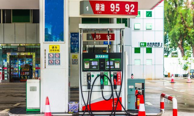 曹利雄说汽车 在加油站上班，一个月一两千，休息四天，为什么还有人抢着干？